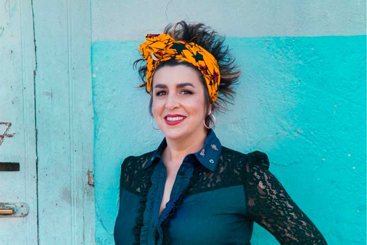 Amparanoia y Artistas del Gremio rehacen “Mi genética” en charanga