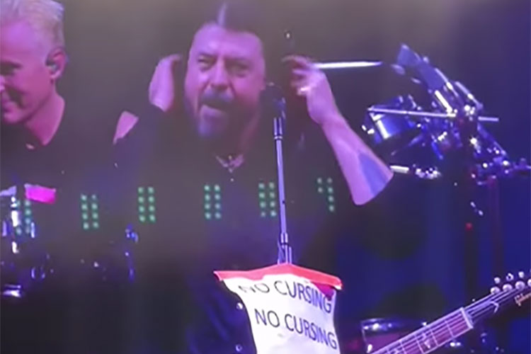 Dave Grohl usa un cartel para controlar su lenguaje en Abu Dhabi